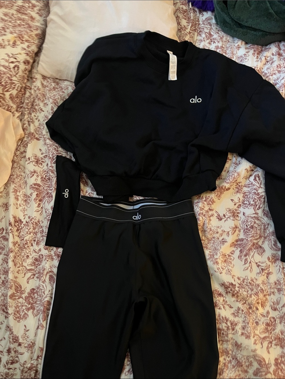 ALO Yoga Black High-Waist Leggings with White Piping, sweater and headband